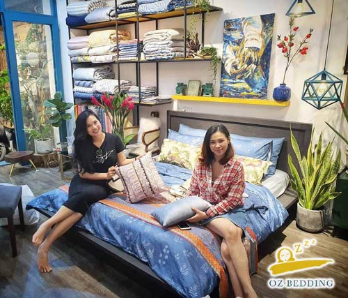 Khach-mua-chan-ga-goi-dem-oz-bedding-3