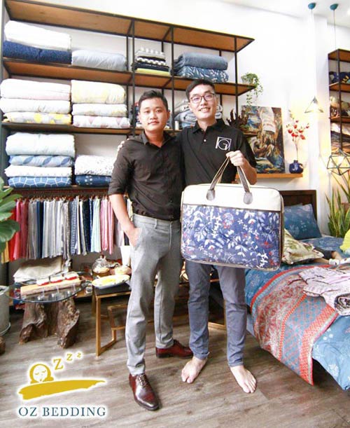 Khach-mua-chan-ga-goi-dem-oz-bedding-4